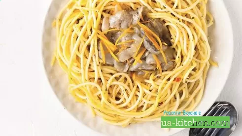Спагетти с маринованными креветками­ и сухарями