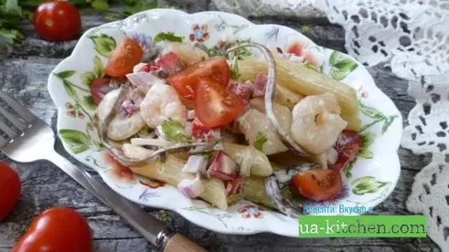 Салат с пастой, морской капустой и креветками