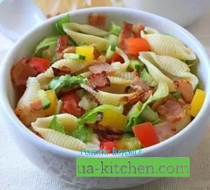 Салат с пастой, сырокопченой телятиной и овощами