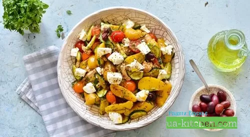 Греческий салат из молодого картофеля с курицей