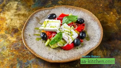 Греческий салат со сладкими томатами и соусом из петрушки