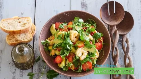 Мега полезный салат с креветками, авокадо и клубникой