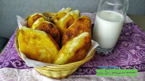 Жареные пирожки с яйцом и луком на сковороде