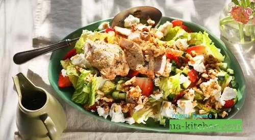 Клубничный салат с индейкой и грецкими орехами